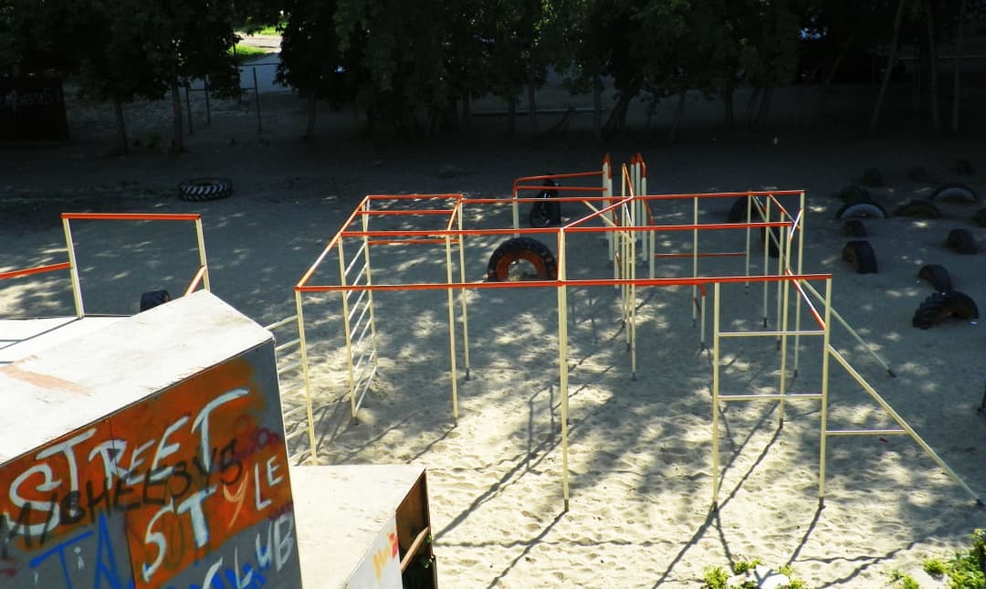 Bară de tracțiuni la Calisthenics Park at Космическая улица, городской округ Новосибирск – fotografia 1 din 7