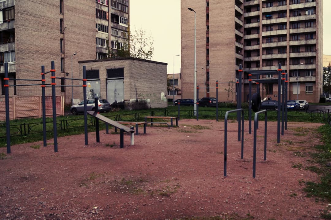Abs Bench at Calisthenics Park at проспект Маршала Жукова, Санкт-Петербург – photo 3 of 5