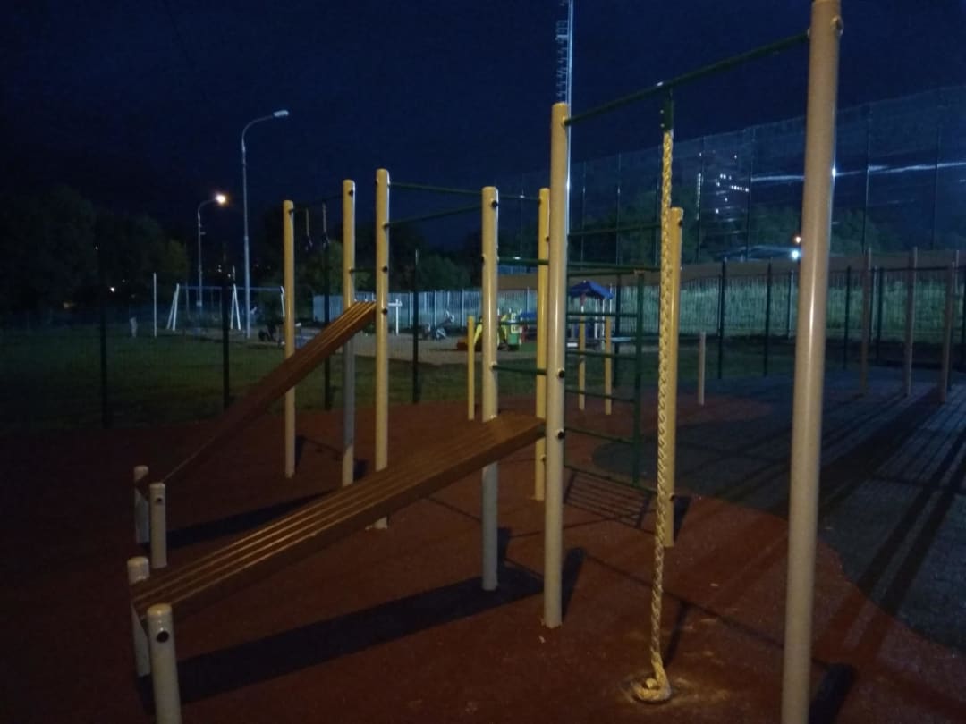 Barres parallèles à Calisthenics Park at Озёрная аллея, Зеленоград – photo 2 sur 7