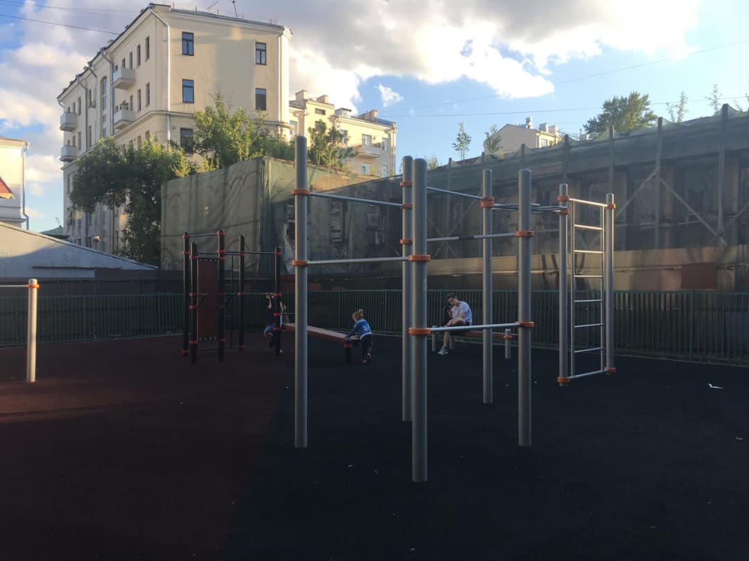 Pull Up Bar at Calisthenics Park at улица Покровка, Москва – photo 1 of 2
