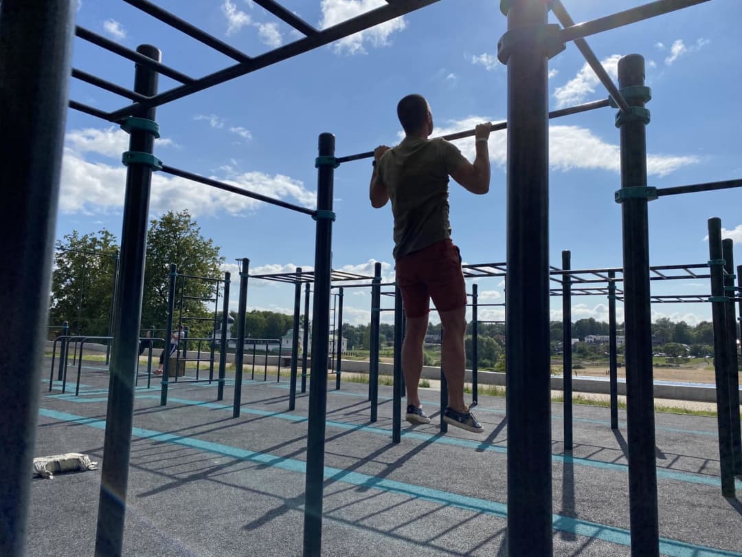 Bancă pentru abdomen la Calisthenics Park at набережная реки Великой, Псков – fotografia 12 din 12