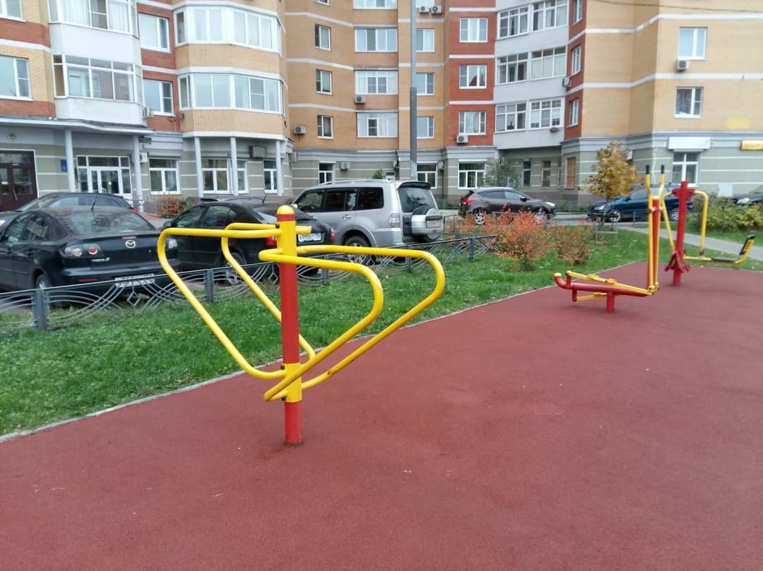 Cross Country Skier at Calisthenics Park at улица Соловьиная Роща, Москва – photo 3 of 4