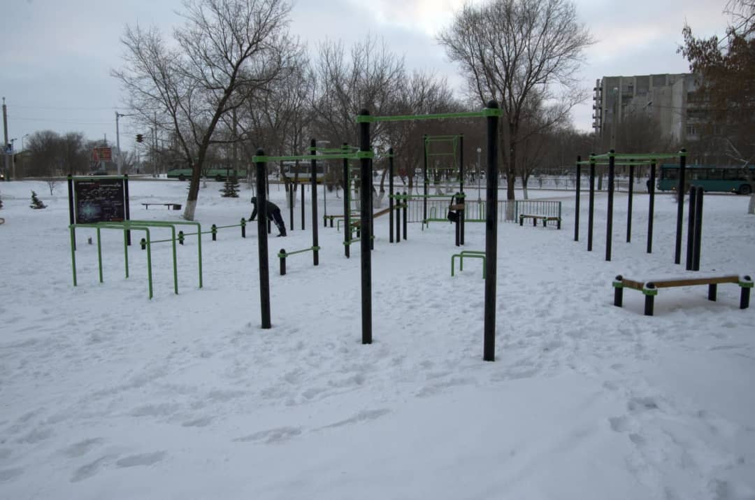 Klimmzugstange bei Calisthenics Park at Республики проспект, Қарағанды қаласының әкімшілігі – Foto 1 von 2