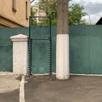 Турник и брусья возле частного дома