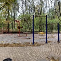 Площадка во дворе дома, возле парка