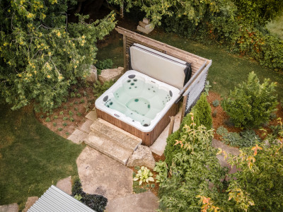 Hottub, privacy screens, natural stone steps into the hottub