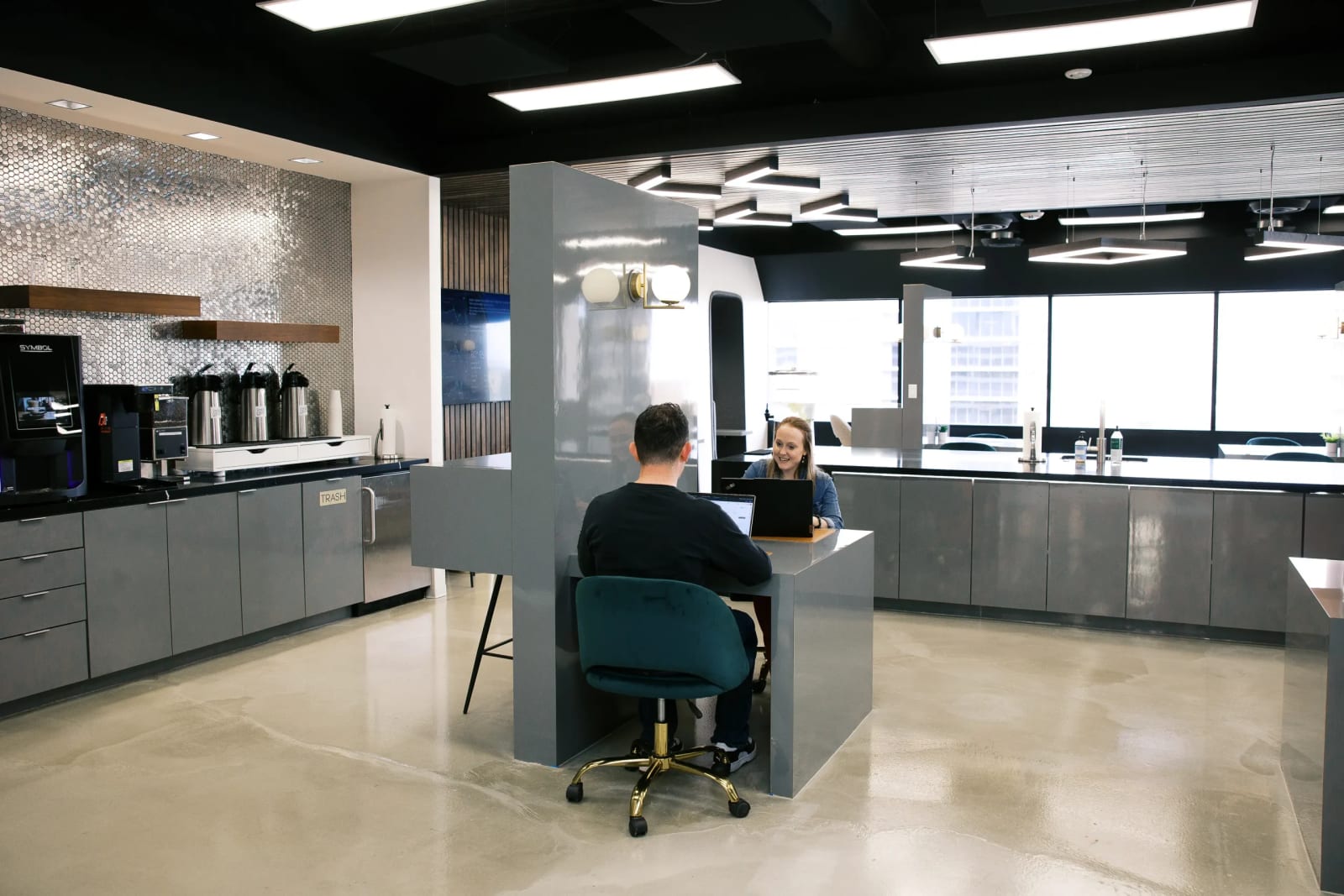 What Tools and Resources Should a Coworking Space Offer Professionals?