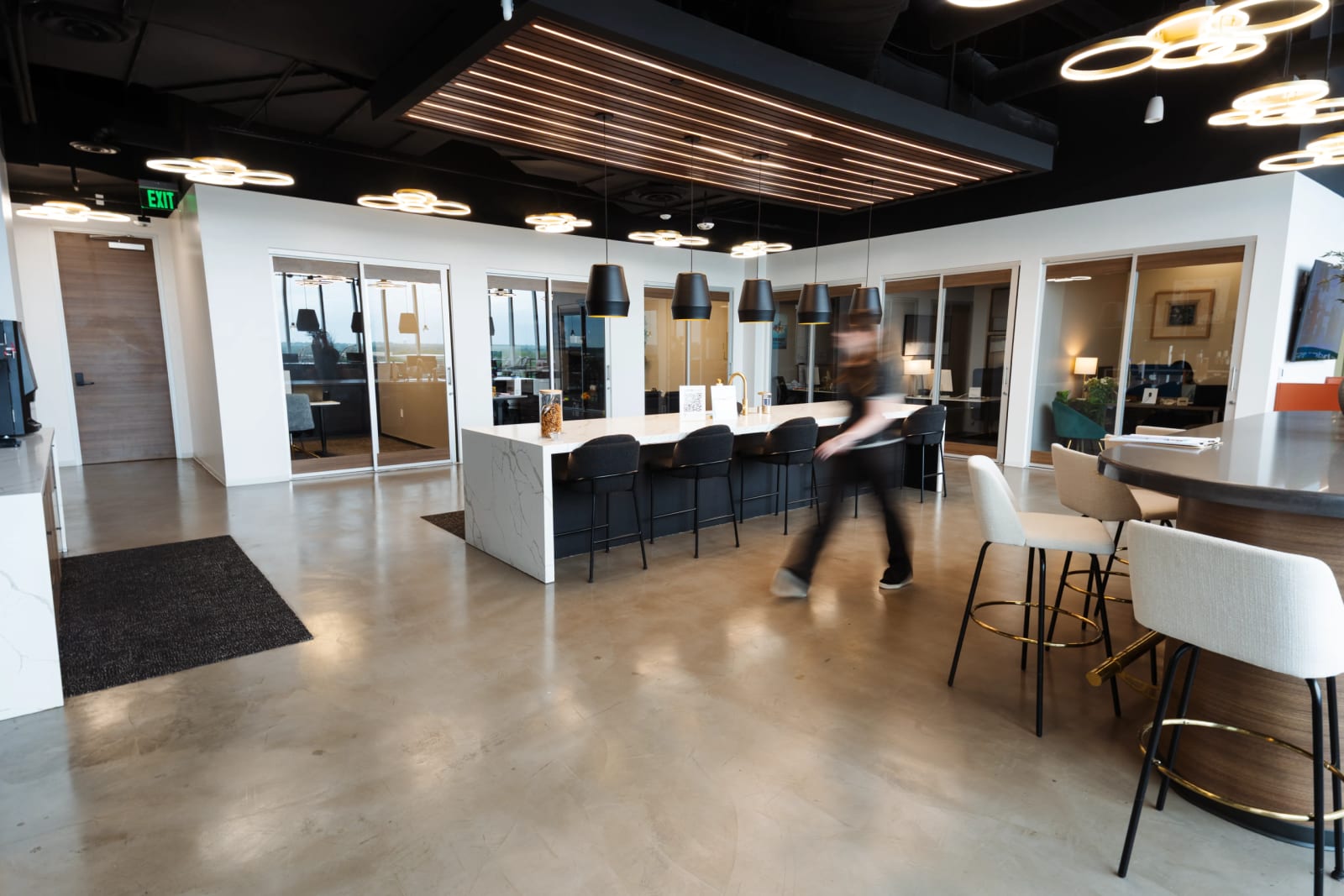 Open coworking and lounge space at Lucid Private Offices West Plano Willow Bend with modern amenities and seating.