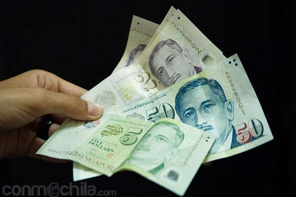 El Dólar de Singapur y los cajeros en este país