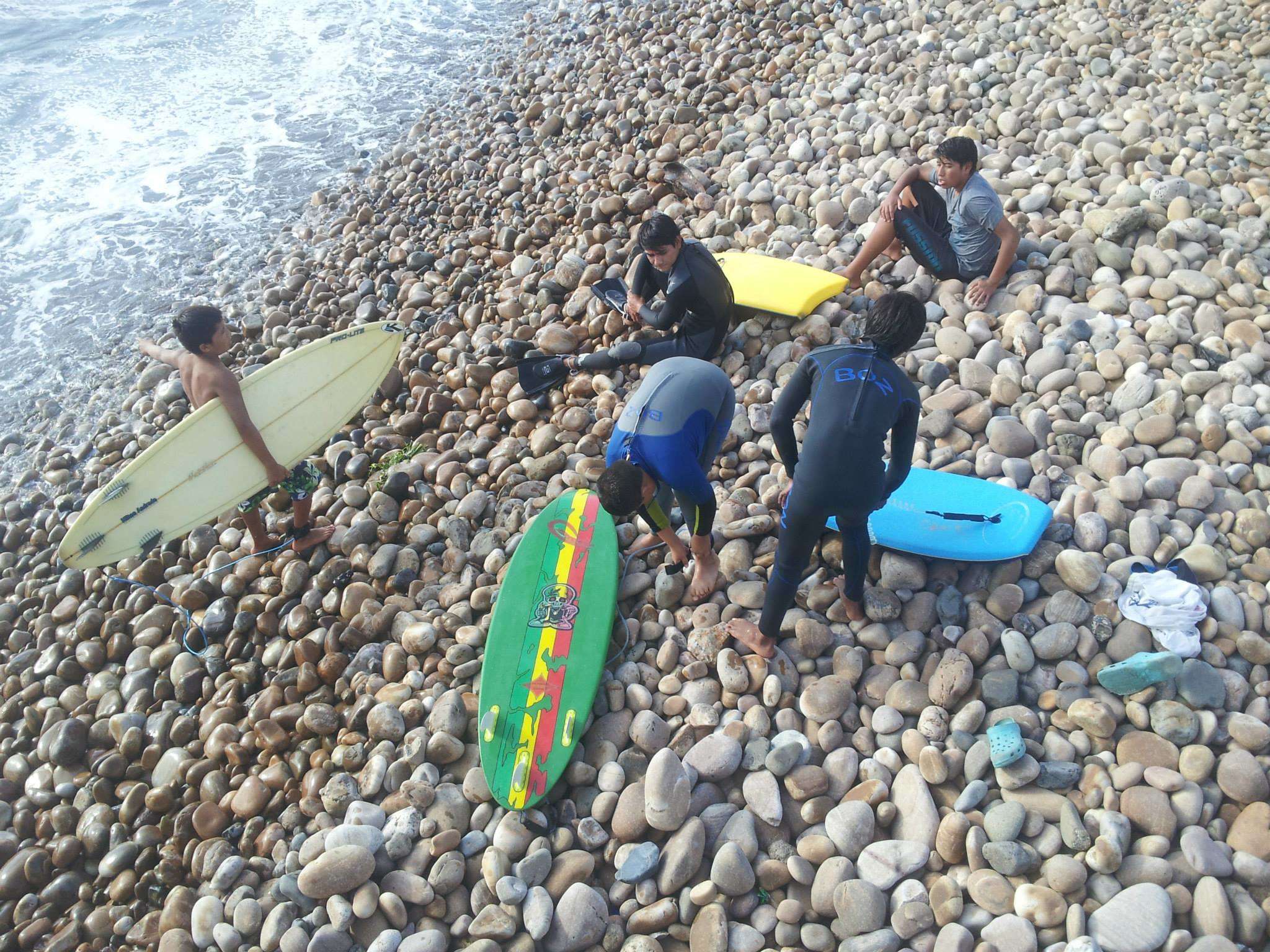 Surfear en la costa de Perú