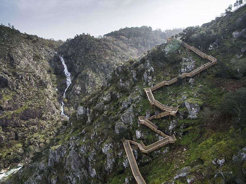 La zigzagueante y espectacular escalera de madera de Paiva en Portugal