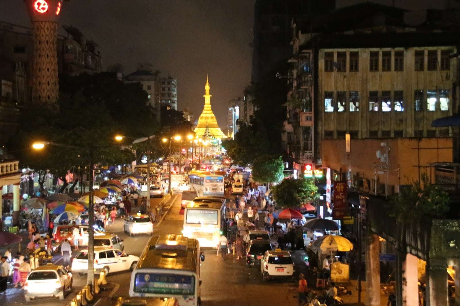 Yangón, la ciudad a los pies de la Shwedagon Pagoda