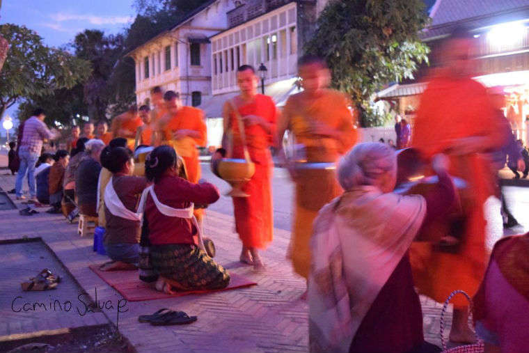 Luang Prabang, canticos, monjes y monasterios.