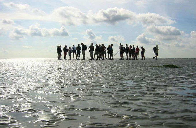 El mar que casi desaparece dos veces al día y se puede cruzar andando