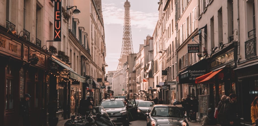 What to Wear in Paris (Plus What NOT to Wear in Paris): Ultimate 2024 Paris  Packing List - World Wide Honeymoon