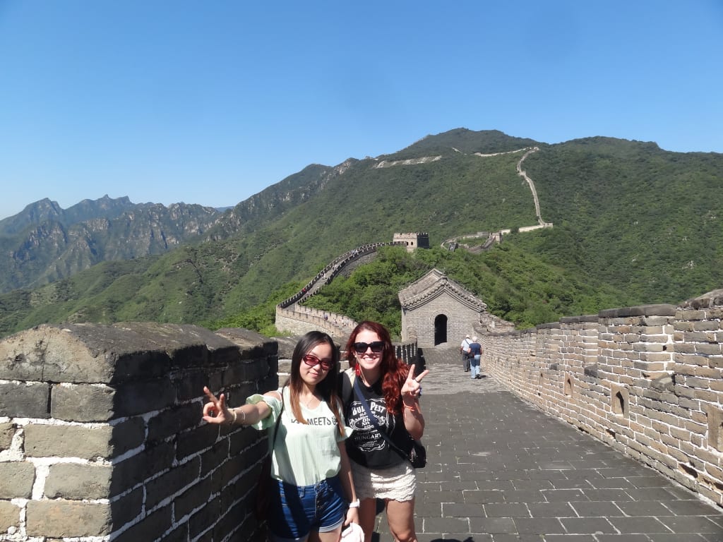 Juliana e amiga que fez durante sua viagem para a China