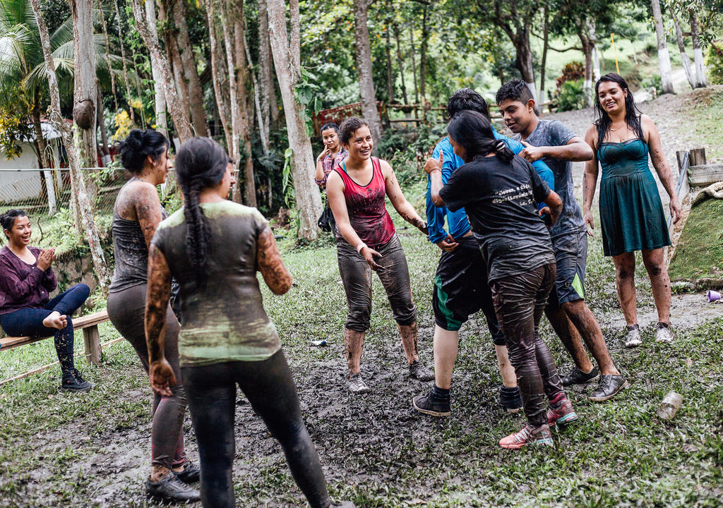 voluntários brincando com crianças em ONG na Colômbia