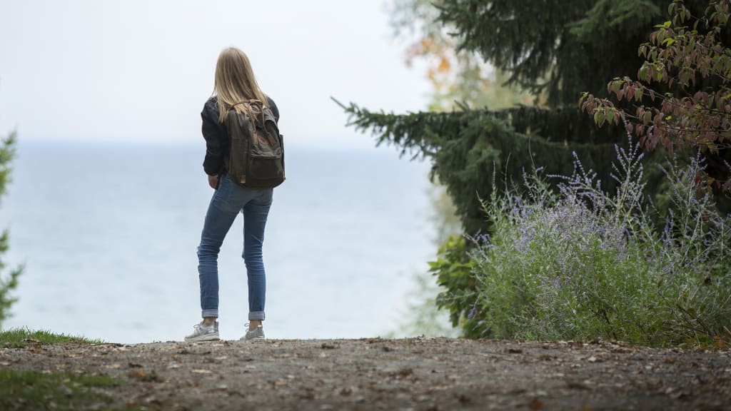 mulher viajante buscando os países mais seguros do mundo