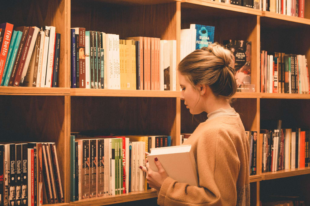 Menina pesquisando em biblioteca