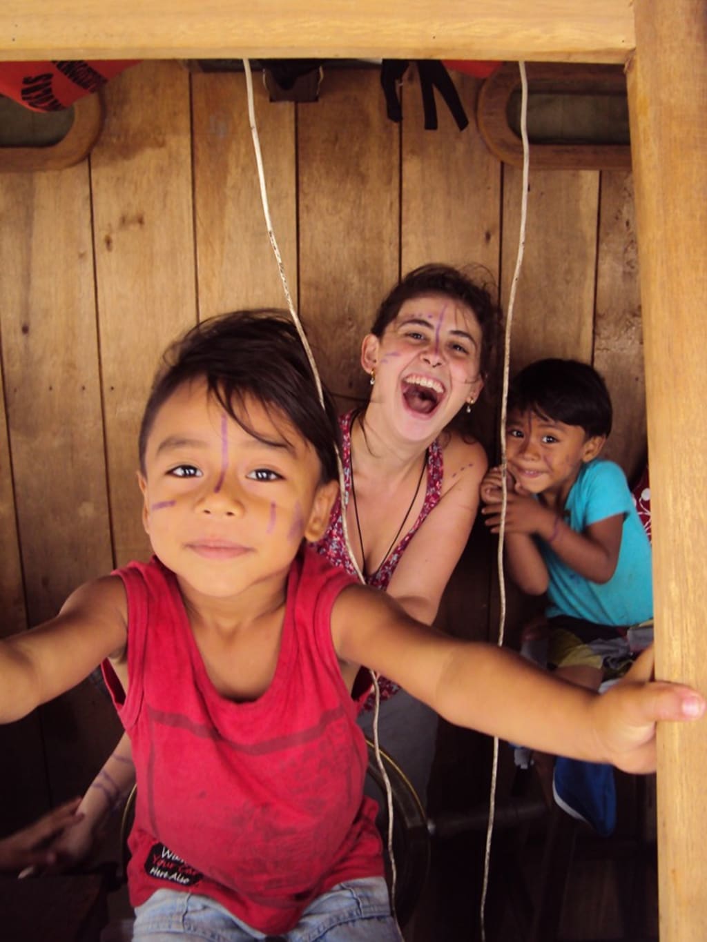 voluntaria brincando com crianças indígenas na Amazônia