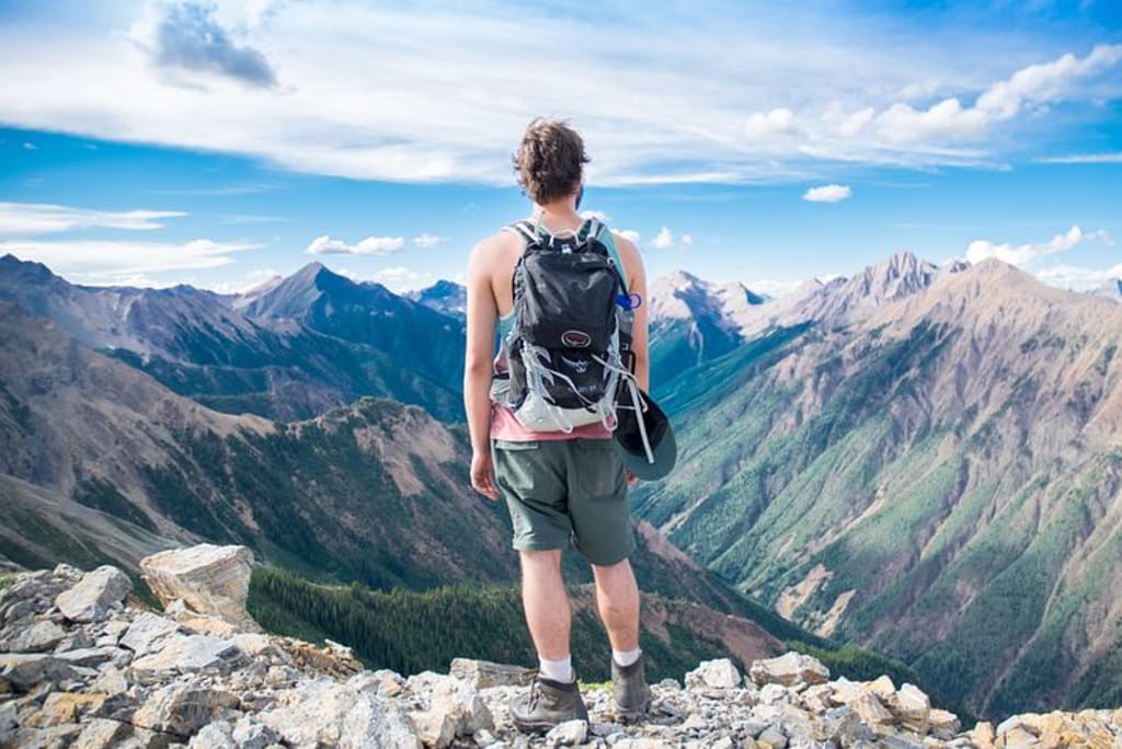 Foto Un hombre seguro de sí mismo con mochila caminando por la