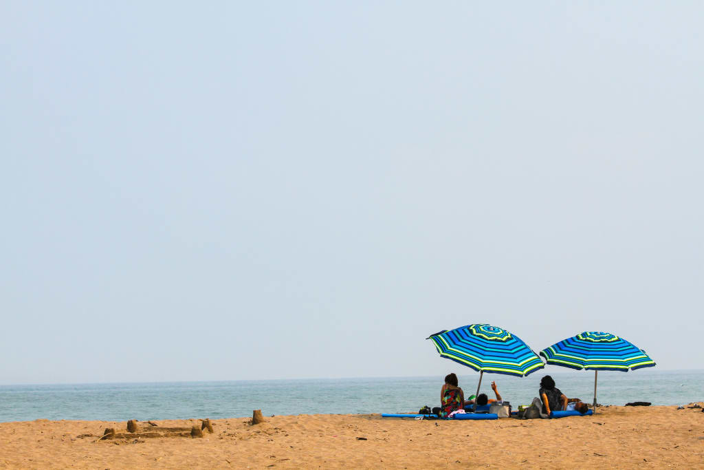 Jovens curtindo uma das melhores praias da América do Sul