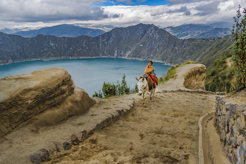 Paisagem natural pixelada com homem das cavernas perto de bônus de