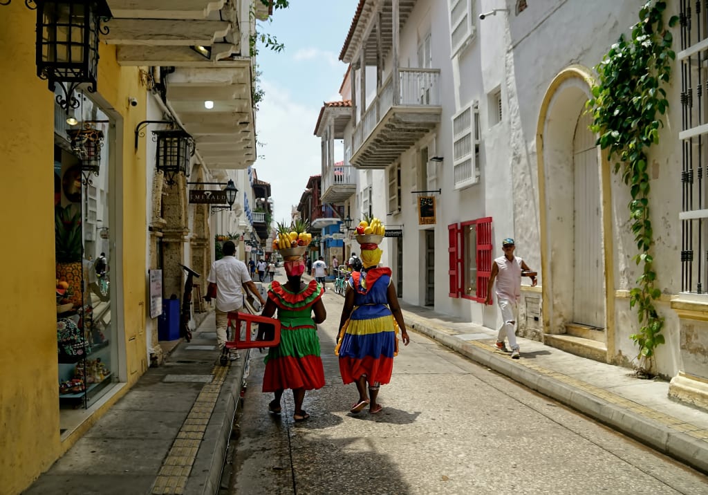 Aldeia nas montanhas da colômbia com casas coloniais tradicionais