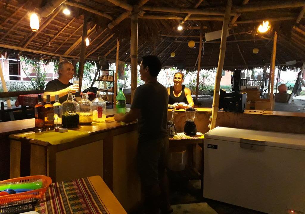 Voluntário trabalhando em bar de hostel