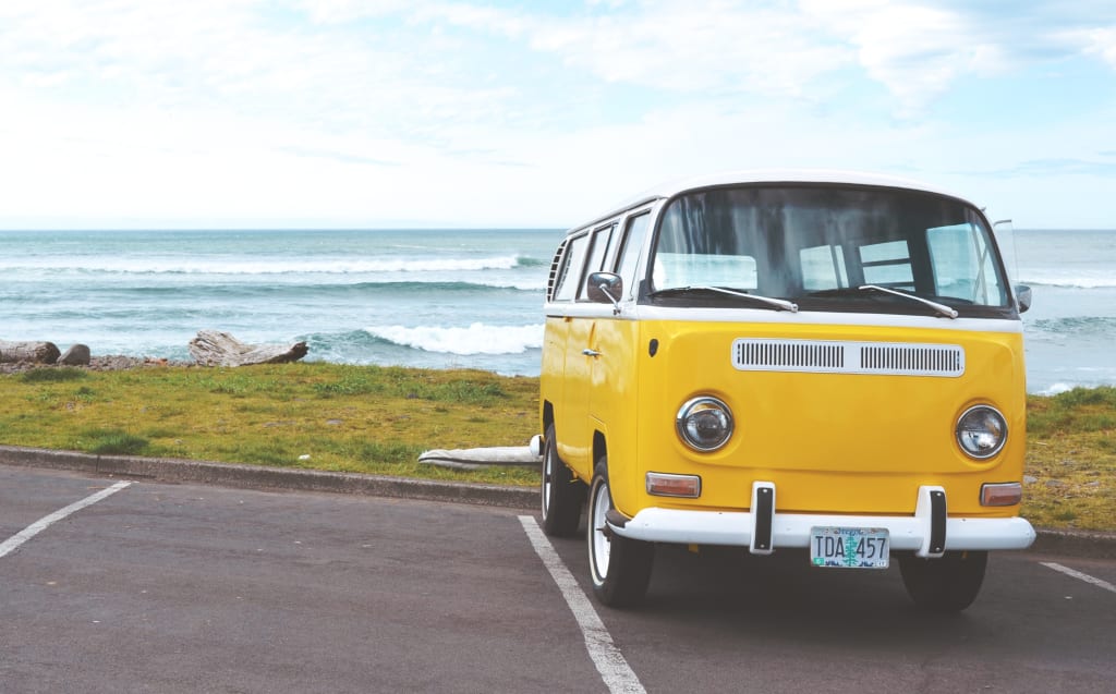 van parada em frente a praia na irlanda