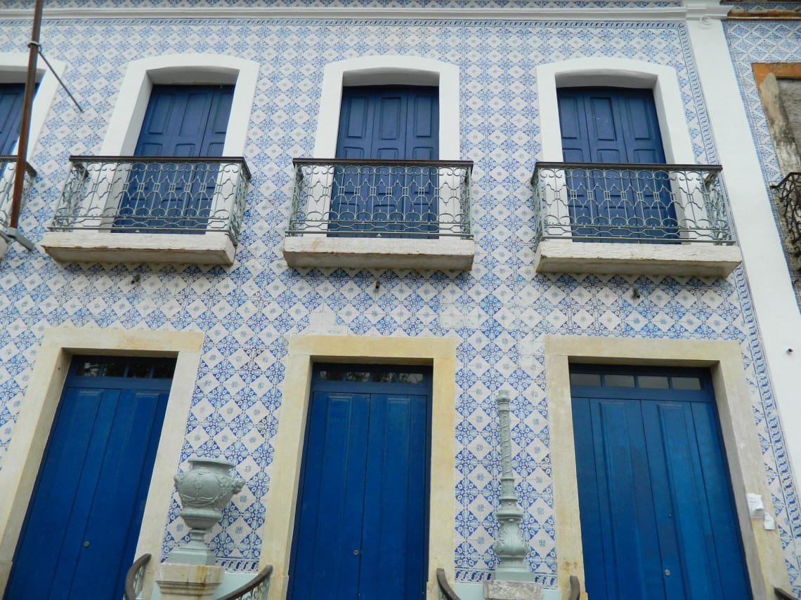 fachada de construção com azulejos coloridos em São Luís, no Maranhão