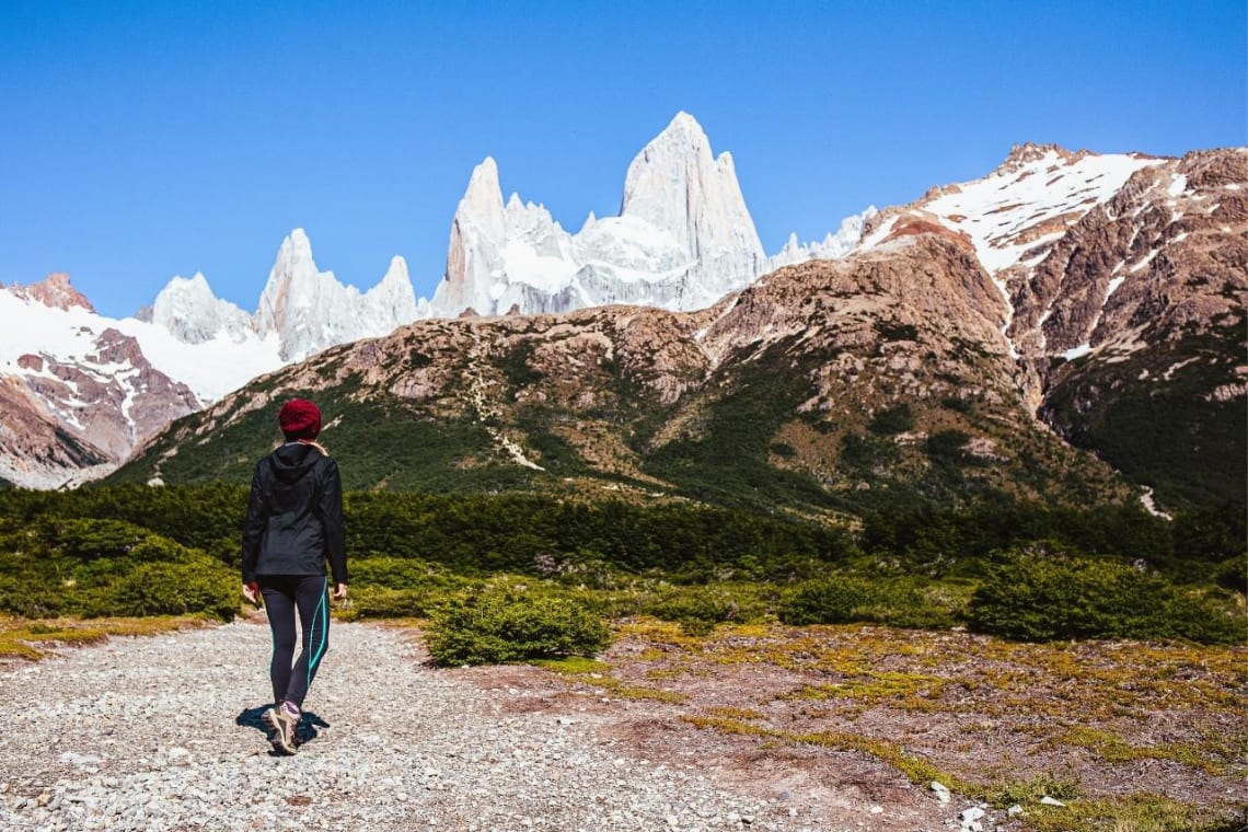 Caminando por un sendero de El Chaltén, con el Cerro Fitz Roy a la vista
