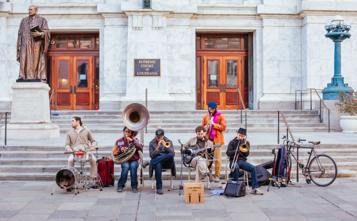 Banda haciendo música en las calles de New Orleans