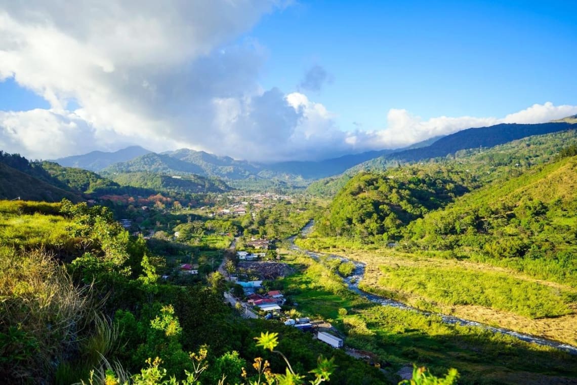 Qué ver en Panamá: Pueblo Boquete visto desde lo alto de un cerro