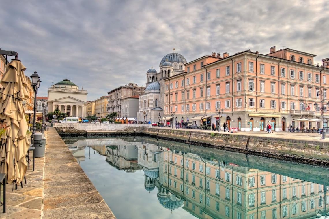 Canal en el centro de Trieste, una ciudad de Italia que no está en los itinerarios clásicos