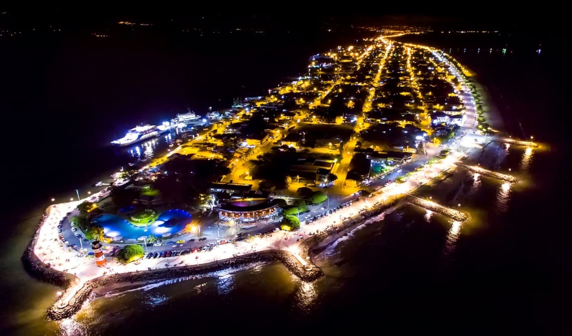 Vista aérea nocturna de la península de Puntarenas