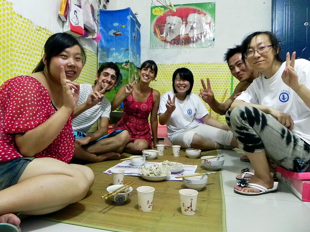 Con mi pareja compartiendo una comida en casa de jóvenes chinos que conocimos por Couchsurfing