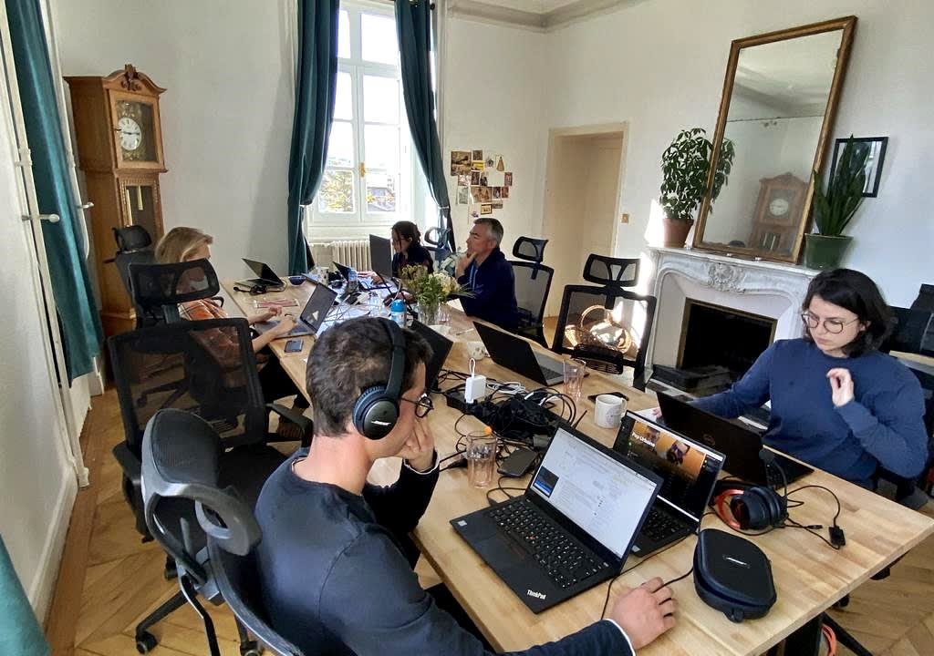 Vida nómada: cinco nómadas digitales trabajando en una oficina de un coliving