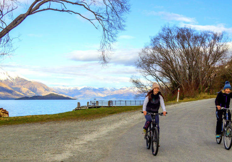 dos chicas andando en bici en nueva zelanda