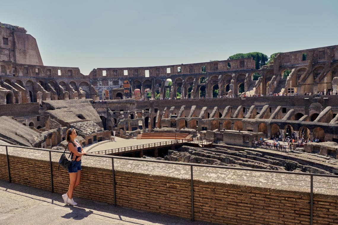 Joven turista en el Coliseo durante la mejor época para viajar a Europa