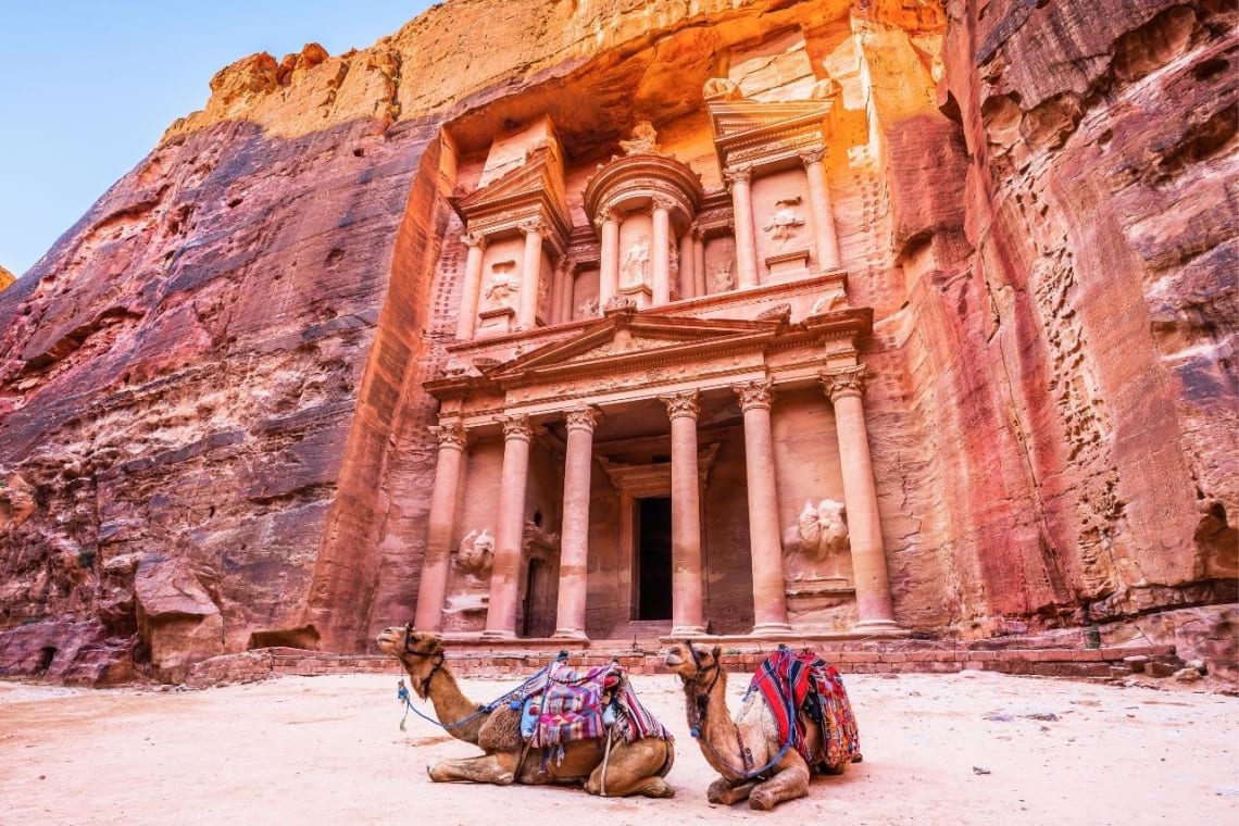 Dos camellos frente a Petra, una de las 7 maravillas del mundo moderno