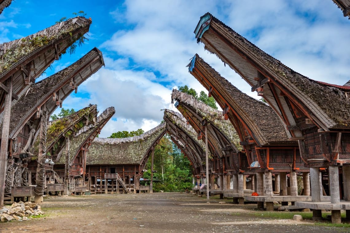 Construcciones tradicionales de techos en punta de la etnia toraja