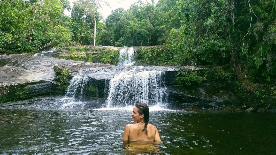 Cachoeira ao lado da praia do Iriri