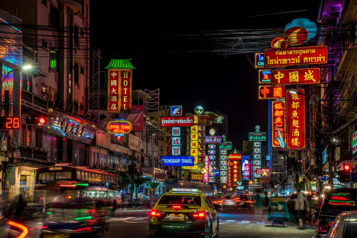 Avenida principal de Chinatown por la noche