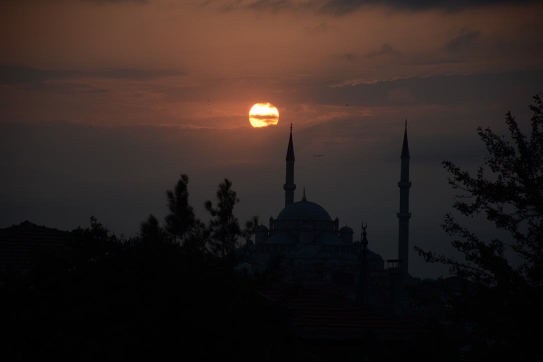 Todo lo que debes saber antes de viajar a Estambul - Worldpackers - amanecer sobre mezquita en estambul