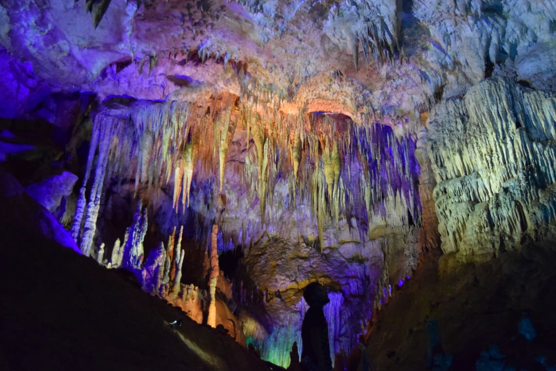 Qué debes saber antes de viajar a Georgia - Worldpackers -&nbsp;Interior de la cueva de Prometeo, cerca de Kutaisi 