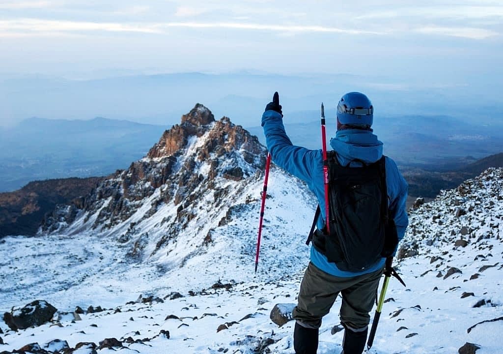 Hombre llegando a la cima del Pico de Orizaba, uno de los lugares más emblemáticos de México