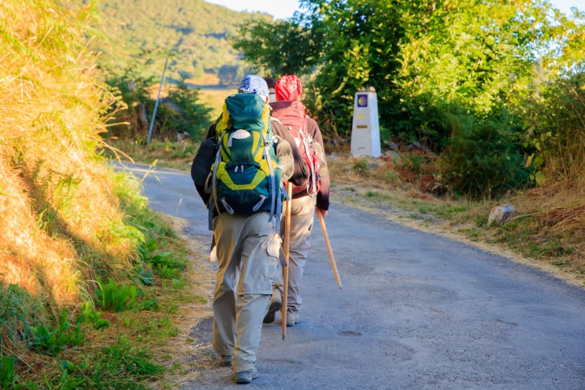 Dos peregrinos con bordón, bastón tradicional del Camino de Santiago
