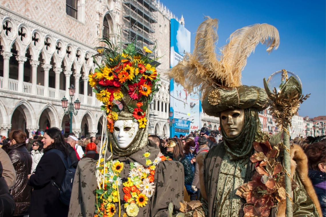 Dos personas disfrazadas durante el Carnaval de Venecia