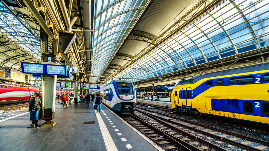 Imagem de uma estação de trens em Amsterdam, Europa